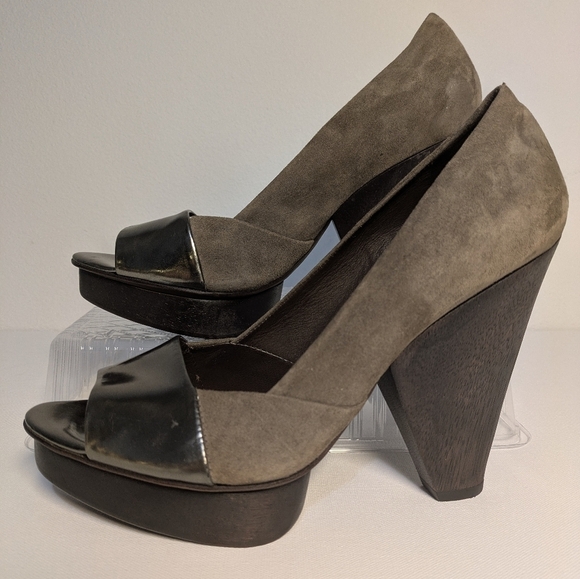 BCBGMAXAZRIA Taupe Suede Silver Leather Front Wedge High Heel Open Toe Sz 9 EUC - Picture 2 of 9
